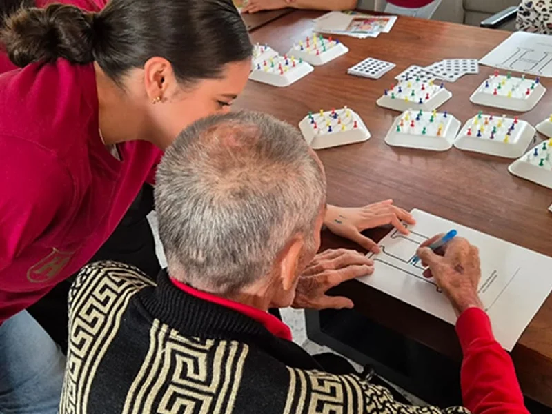 Alumna de Humanitas en programa de interacción con adultos mayores