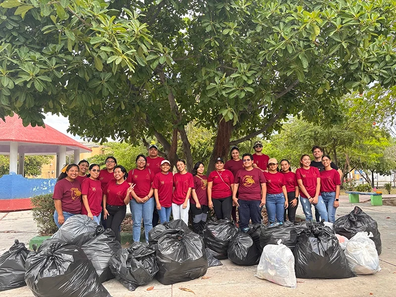 Grupo de jóvenes que son parte del programa de responsabilidad social Humanitas